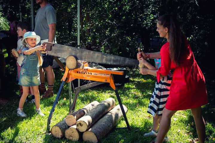 kids-sawing-logs